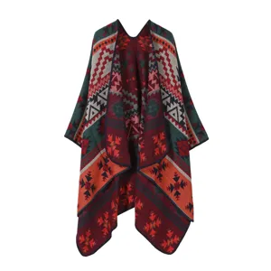 Detailansicht des retro gehissten Strickschals mit geometrischem Muster für gemütliche Outfits.