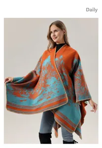 Gedetailleerd overzicht van de stijlvolle gebreide cape met het levendige oranje en blauwe ontwerp.