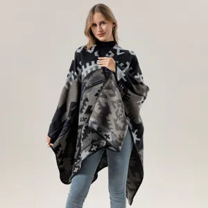 Detailansicht des ethnischen geometrischen Damen Strickponchos, weich, warm und stilvoll.