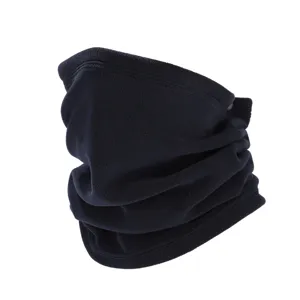 Detalle de calentador de cuello polar, tejido elástico azul marino para invierno.