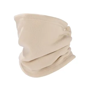 Detalle del tejido suave del cuello polar beige, mostrando la textura afelpada y el material.