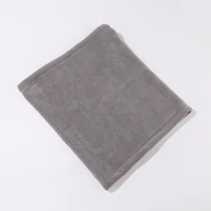 Detalle de calentador de cuello polar gris, tela térmica suave para proteger del frío.