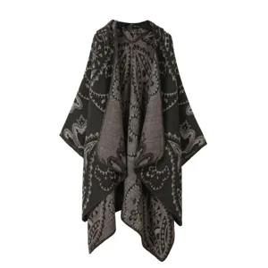 Detailansicht des Damen Strick Kapuzen Ponchos mit gemustertem Design fuer kalte Tage.