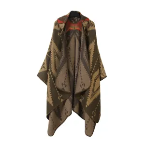 Vista detallada del poncho con capucha étnico que muestra el patrón de punto geométrico.