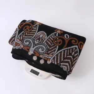 Retro Jacquard Schal Detail, winterwarme Pluesch Umhang Stoff Textur Nahaufnahme Ansicht