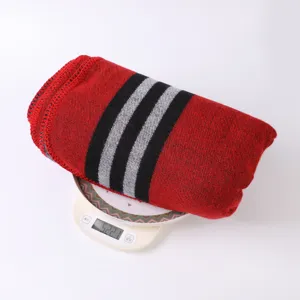 Mantella scialle in maglia rossa da donna con strisce nere cappotto invernale dettaglio