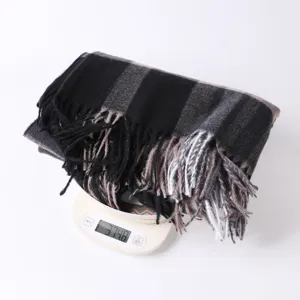 Klassischer karierter Winterschal mit Fransen, dicker warmer Strickschal Detailansicht Gewicht.