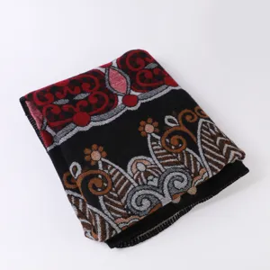 Detailansicht des Vintage Retro Jacquard Imitation Kaschmir Schals und warmen Winter Umhangs.