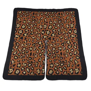 Détail de cape imitation cachemire motif léopard, bordure noire, châle en tricot chaud.