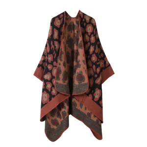 Gros plan détaillé du poncho en tricot motif léopard douillet, montrant texture douce et finitions.