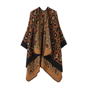 Détail de cape châle tricotée motif léopard, design chaud imitation cachemire pour femmes.