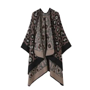 Gros plan sur la cape en tricot à imprimé léopard, montrant une texture douce imitation.