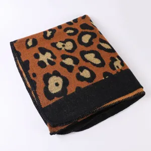 Vue détaillée écharpe motif léopard floral tricoté, châle doux toucher cachemire pour femmes.