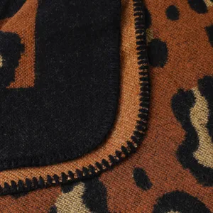 Gros plan détaillé du tissu d'écharpe effet cachemire doux avec motif léopard.