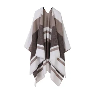 Detailaufnahme des kuscheligen Damen Strick Ponchos mit Streifen und weicher Texturstruktur.