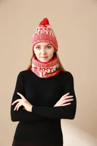 Ensemble bonnet et tour de cou tricoté de Noël avec pompon et motif festif rouge et blanc.