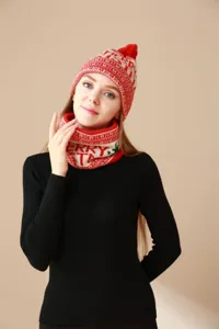 Ensemble bonnet et tour de cou de Noël en tricot avec motifs festifs et pompon.