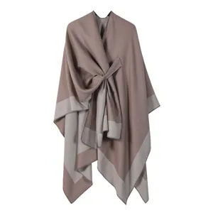 Detailansicht des einfarbigen Damen Wickel-Capes mit Vorder-Bindung und Kontrastrand.
