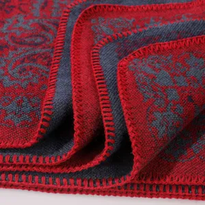 Nahaufnahme des Vintage-Strickschals mit feiner Textur und rotem Kantenstich Detail.
