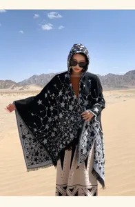 Mantella scialle con cappuccio e motivo cielo stellato nero e bianco, ideale per viaggi.