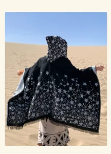 Vista dettagliata di un elegante mantello con cappuccio nero e motivo a stelle per viaggi freddi.