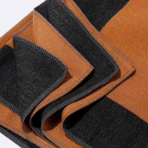 Oranger schwarzer gestreifter Schal Detail Nahaufnahme weiche warme Decke Textur Winter