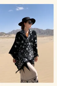 Dettaglio mantella in maglia con cappuccio, elegante mantello nero con stelle per viaggio.