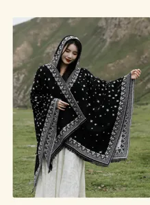 Ethnischer Kapuzenumhang mit Sternenmuster, warme Damen Oberbekleidung für Reisen und perfekte Fotoshootings.