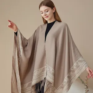 Kaschmir-Gefühl Damen Reise Poncho Umhang mit ethnischem geometrischem Muster und Fransen.