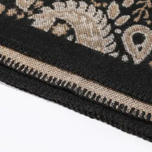 Nahaufnahme des kuscheligen ethnischen Winterschals mit feiner Textur und sauberem Rand.