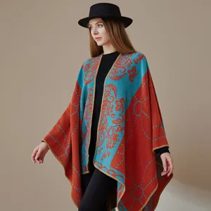 Elegante dames cape sjaal met vintage rood en blauw geometrisch print, warme kleding.