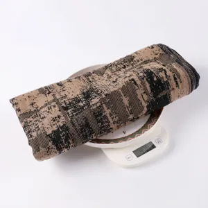 Detailansicht des vintage graffiti gestrickten wärmenden Schals mit dichter Stofftextur.