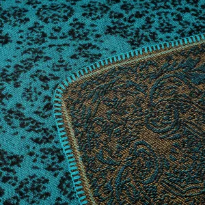 Close-up detail van dubbelzijdig patroon warme sjaal stof textuur en randstiksels