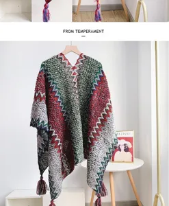 Gedetailleerd overzicht van de etnische mohair sjaal met kleurrijke geometrische patronen.