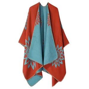 Nahaufnahme des doppelseitigen Strickcapes mit kontrastierendem Blumenmuster und feinem Saum.
