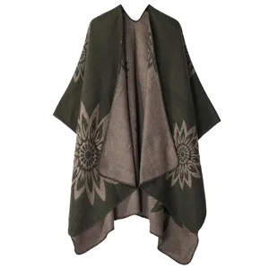 Detailansicht des dunkelgrünen Strick-Ponchos mit elegantem Sonnenblumen-Musterdesign.