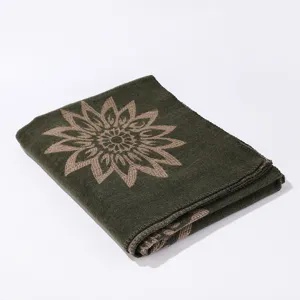 Nahaufnahme des dunkelgrünen ethnischen Schals mit weicher Textur und braunem Blumenmuster.