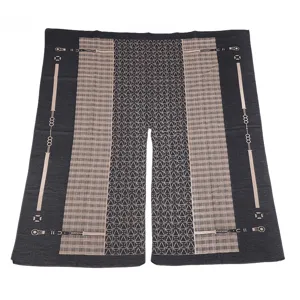 Detailansicht eines dicken Kunstkaschmir Poncho Schals mit retro geometrischem Gürtel Muster Design