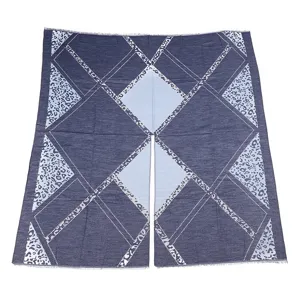 Elégant poncho écharpe femme imprimé géométrique hiver chaud vue détaillée pour tenues.