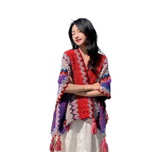 Etnische mohair gebreide cape sjaal voor vrouwen, perfect voor reizen en buitenfotos.
