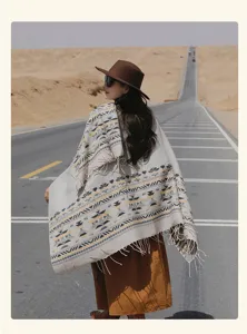 Vista dettagliata dello scialle con motivo geometrico etnico in scena di viaggio nel deserto.