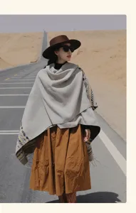 Vista dettagliata donna inverno etnico geometrico motivo reversibile cashmere-like scialle
