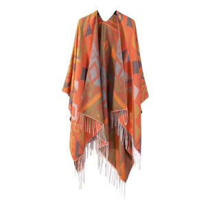 Böhmischer ethnischer Stil geometrisch gemustertes Kunstkaschmir Schal Cape Fransen Detail Ansicht