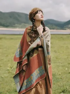 Vue de detail du poncho cape tricot style ethnique femme pour les voyages en plein air.