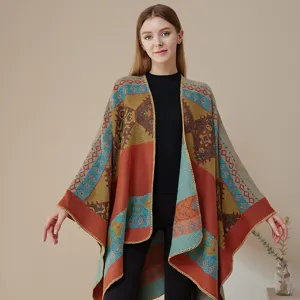 Détail de cape en tricot géométrique ethnique, châle boho élégant pour voyage.