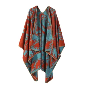 Vue détaillée du châle en tricot, texture douce et chaude, cape à motif rétro animal.