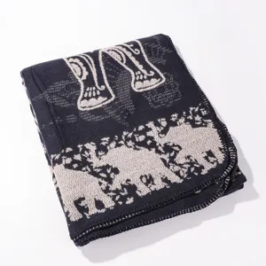 Gros plan détaillé sur l'écharpe d'hiver tissée à motif d'éléphant avec une texture confortable.
