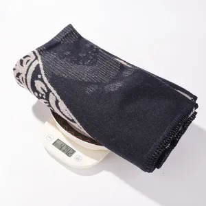 Vue detaillee de l'echarpe epaisse vintage graffiti automne hiver, pesant exactement 474g.