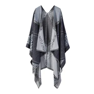 Châle cape tricoté en maille bleu gris avec motif léopard géométrique et belles franges