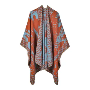 Detailaufnahme des Damen Kaschmir-Gefühl Poncho Schals mit elegantem Wellenmuster.